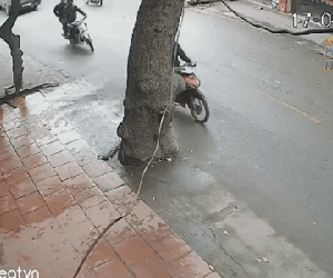 CLIP: Phanh gấp khi vừa thấy công an, 2 thanh niên ngã dúi dụi còn khiến người đi sau 'khốn đốn'