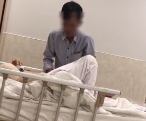 Đưa vợ đi nâng ngực, lại còn cẩn thận ở bên chăm sóc, chị em chứng kiến xuýt xoa khen 'người chồng quốc dân' nhà người ta