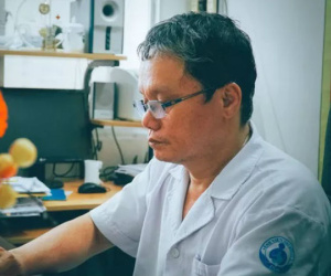 Lý giải sự 'phức tạp' của du khách Anh mắc COVDID-19, tái dương tính ở Việt Nam nhưng âm tính khi về nước