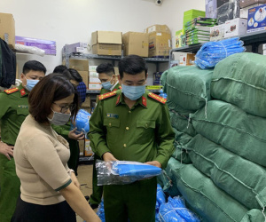Khởi tố 3 đối tượng sản xuất hàng giả chống dịch COVID-19 bán kiếm lời