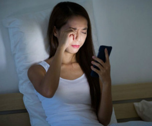 Những người thường xuyên chơi điện thoại di động trước khi đi ngủ sẽ xuất hiện 3 triệu chứng, cảnh giác bệnh gan 'ghé thăm'