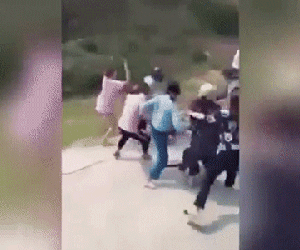Kinh hoàng: Hơn 20 nữ sinh cầm gậy sắt lao vào 'hỗn chiến' giữa đường khiến nhiều người rùng mình sợ hãi
