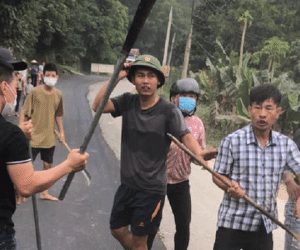 Tạm giam 3 kẻ côn đồ đập phá ô tô, đánh người trước mặt công an