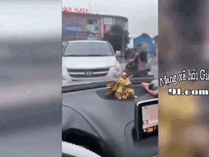 Đi sai bị xe khác chặn đầu, nữ tài xế livestream 'Có bằng rồi, sợ gì'
