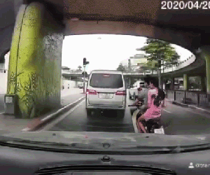 Video: Thanh niên chở bạn gái tạt đầu ô tô và cái kết "sấp mặt"