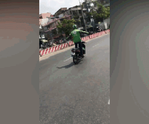 Video: Hú hồn cảnh nam thanh niên thả hai tay, "làm xiếc" trên xe máy ở TP.HCM