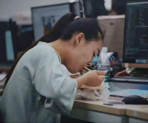 Mới 29 tuổi đã bị ung thư ruột già di căn, cô gái trẻ hối hận vì mỗi ngày đều ăn 3 món 'độc hại' này