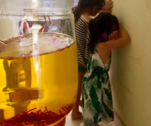 Bà mẹ khóc không ra nước mắt với 2 cô con gái hiếu thảo, lôi cả hộp trà cả triệu đồng ra pha cho mẹ uống để đỡ mất ngủ