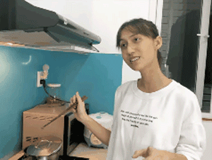 Sau clip khoe quy trình tự make up, Lynk Lee tiếp tục gây chú ý khi trổ tài nấu ăn trong những ngày ở nhà tránh dịch