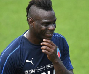 Lang thang trên mạng mùa Covid-19, Balotelli bị cấm livestream với ngôi sao phim khiêu dâm