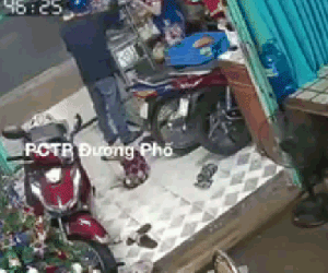 Video: Chủ tiệm tạp hóa bị cướp dàn cảnh mua hàng rồi giật dây chuyền
