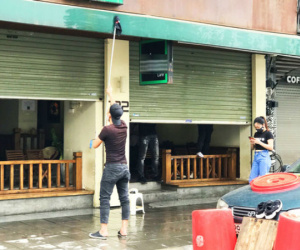 Nới lỏng cách ly xã hội, hàng quán Hà Nội nhộn nhịp dọn dẹp chờ 'tái xuất'
