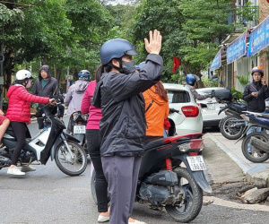 Nhiều người đi lễ Phủ Tây Hồ trong ngày đầu nới lỏng cách ly xã hội