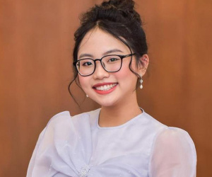 Phương Mỹ Chi bị dân mạng phản ứng dữ dội vì quay clip kẹp người, bôi trét bánh kem vào mẹ trong ngày sinh nhật