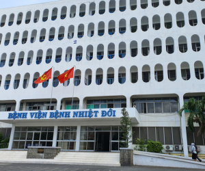 BV Bệnh Nhiệt đới TP.HCM: Phim phổi nam phi công người Anh mờ cả 2 bên, đông đặc toàn bộ bên phải