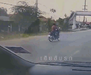 Video: Thanh niên đi xe máy "làm xiếc" trên phố và cái kết khiến người xem rùng mình