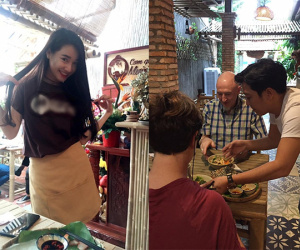 Quán cơm ở Sài Gòn mở cửa lại nhưng không có nhân viên, vợ chồng Trường Giang - Nhã Phương đích thân phục vụ khách