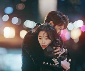Quân vương bất diệt: Lên phim lãng mạn là thế nhưng Kim Go Eun lại suýt gãy răng, thủng má vì cái ôm mạnh mẽ của Lee Min Ho