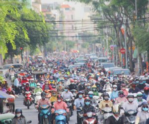 Xe khách, taxi rục rịch hoạt động trở lại, đường phố Sài Gòn chen chúc người di chuyển sau khi nới lỏng cách ly xã hội