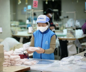 Giảm 50% lương lãnh đạo, sếp chi thêm tiền lo ăn ở cho gia đình nhân viên