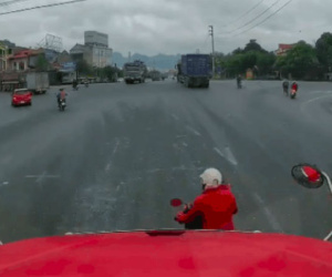 Video: Cú tạt đầu kinh hoàng của nữ 'ninja' khiến tài xế container 'đứng tim', còn dân mạng kịch liệt chỉ trích