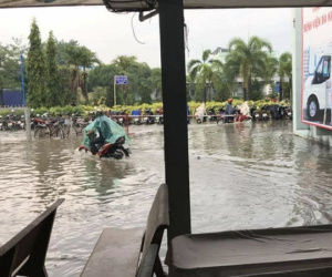Ngán ngẩm cảnh Bệnh viện huyện Hóc Môn 'ngập như sông' sau cơn mưa chiều tối cuối tuần