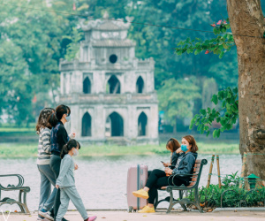 Hồ Hoàn Kiếm ngày cuối tuần bình yên, cuộc sống chậm lại khiến cho nhiều người chợt nhận ra nơi đây có nhiều thứ đẹp mà ngày thường chẳng hề hay biết
