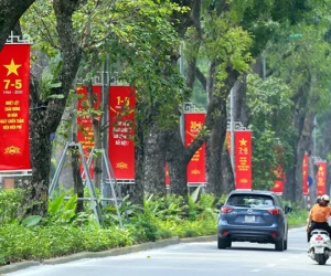 Hà Nội nới lỏng lệnh cách ly, đường phố ngợp cờ hoa chào mừng 30/4