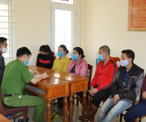 Nhóm nam nữ đang thi nhau sát phạt, bất ngờ bị công an ập vào bắt quả tang
