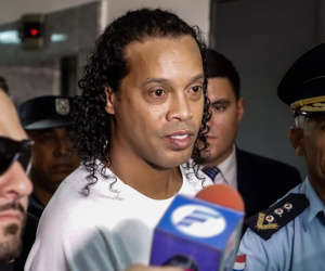 Ronaldinho lên tiếng phá vỡ sự im lặng sau thời gian ngồi tù