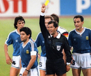 Maradona suýt bị đuổi trước chung kết World Cup 1990