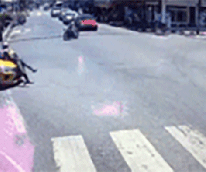 Video: Tài xế ô tô phóng bạt mạng trên phố dù cảnh sát nằm trên nóc capo