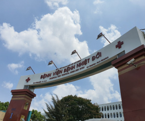 Nam phi công người Anh vẫn dương tính, tiên lượng còn nặng