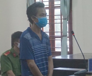 Lãnh 9 tháng tù vì không đeo khẩu trang còn đấm cảnh sát