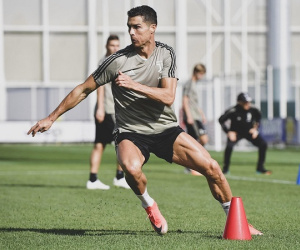 Ronaldo trở lại hội quân cùng Juventus sau 2 tháng tránh dịch