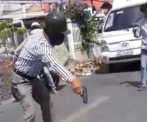 Mâu thuẫn với tài xế xe tải, người đàn ông rút súng 'đồ chơi' ra doạ