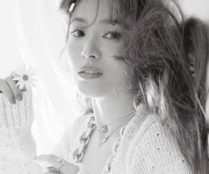 Song Hye Kyo tung ảnh mới, bức trong trẻo trẻ trung, bức lại khiến fan 'hết hồn' vì 'già chát'