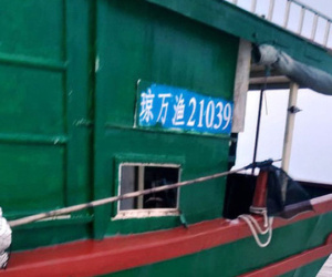 Bí ẩn con tàu không có người, thân tàu ghi chữ Trung Quốc trôi dạt vào bờ biển Quảng Bình