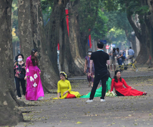 Hà Nội: Hết cách ly xã hội, phố Phan Đình Phùng lại tấp nập chị em đi chụp lá vàng rơi