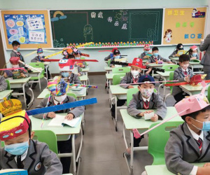 Trung Quốc: Học sinh quay lại trường học với 'mũ giãn cách xã hội'