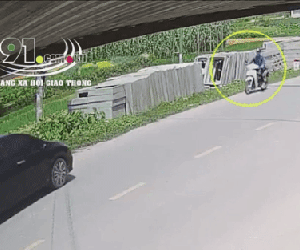 Video: Pha lấn làn cục súc khiến thanh niên văng mạnh lên ca pô ô tô, gãy đùi