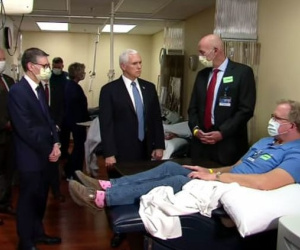 Phó tổng thống Mỹ Mike Pence không đeo khẩu trang khi thăm bệnh viện