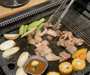 Mạnh tay đánh giá quán thịt nướng 1 sao vì thái độ phục vụ nhân viên nhưng đến khi đọc review thì cô gái nhận về 'cả rổ gạch đá'