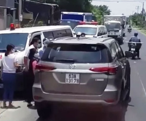 Bức xúc tài xế ôtô chạy lấn làn, ép xe cứu thương vào lề đường