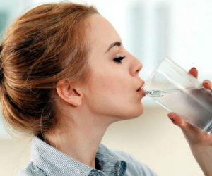 Uống nước đến mức nước tiểu trong suốt có tốt không?
