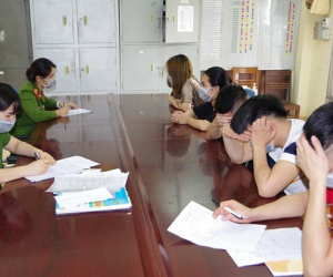 8 'nam thanh nữ tú' bị tóm gọn khi đang sử dụng ma tuý tập thể tại nhà