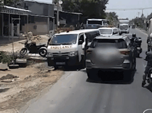 Video: Bị xe 7 chỗ chặn đường, tài xế xe cứu thương lao xuống đường, định 'xử' tại trận