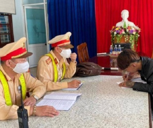 Xử phạt thanh niên chạy xe một bánh trên đèo Hải Vân