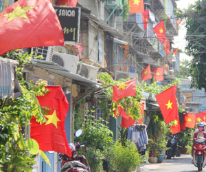 Ảnh: Ngắm một Sài Gòn yên bình trong sáng 30/4, mọi tuyến đường, góc phố phấp phới cờ hoa