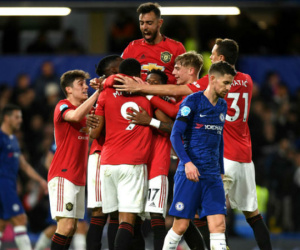 Lo cầu thủ mất mạng vì sức ép tiền bạc, huyền thoại MU phản đối đưa Premier League trở lại